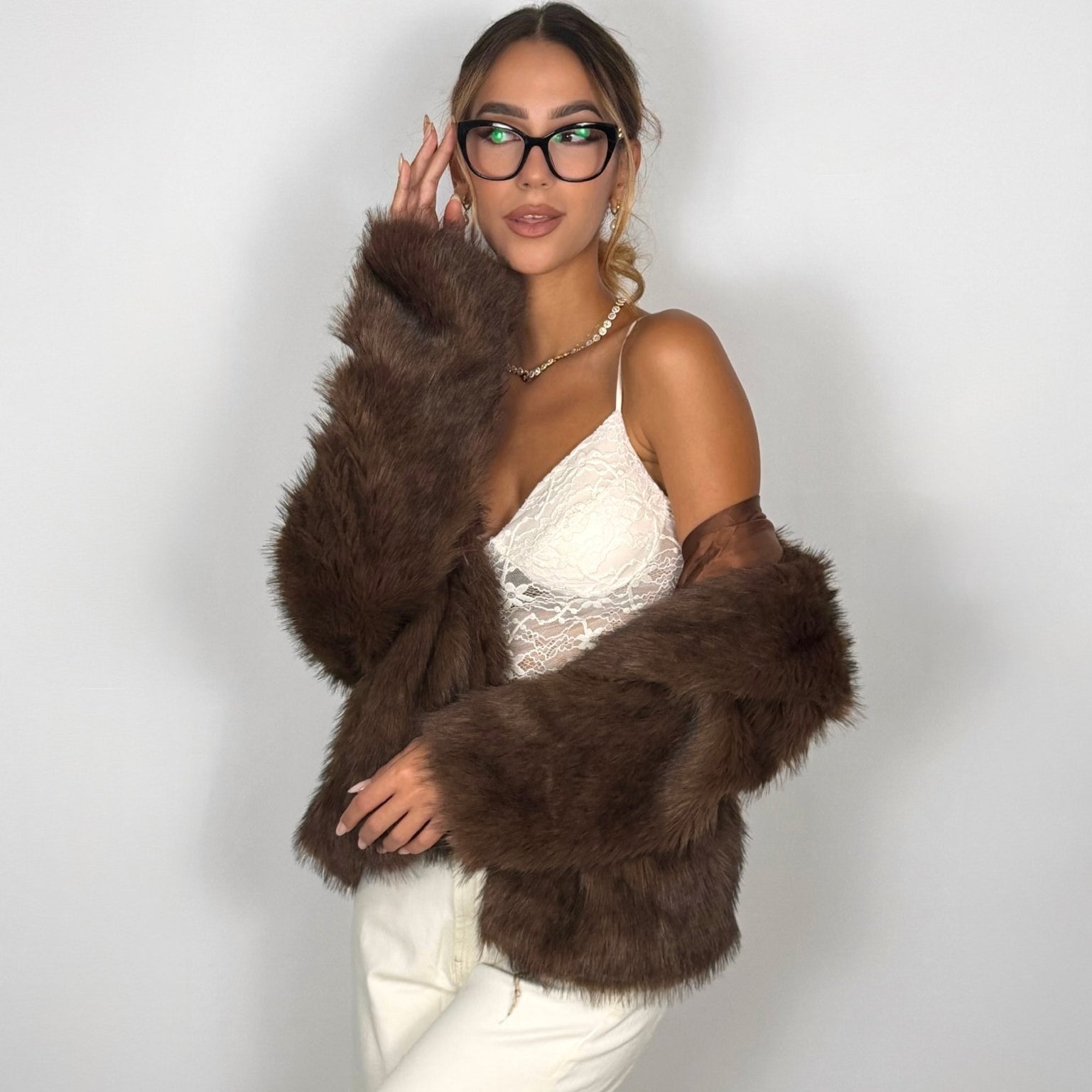 Modella con ecopelliccia marrone e top in pizzo bianco, best seller Ventuno Abbigliamento