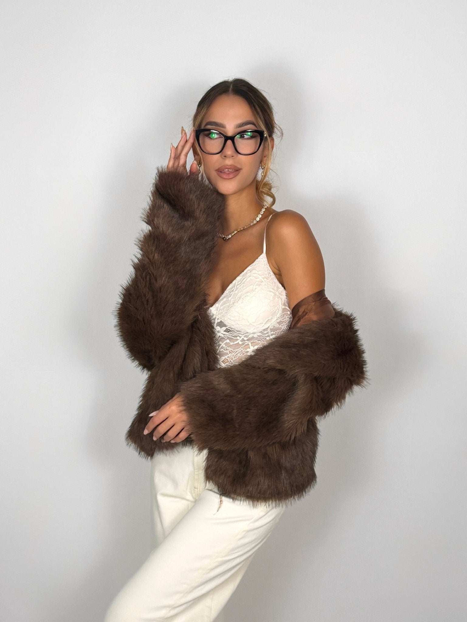 Modella con ecopelliccia marrone e top in pizzo bianco, best seller Ventuno Abbigliamento