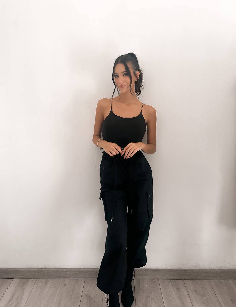 Pantaloni cargo con lacci