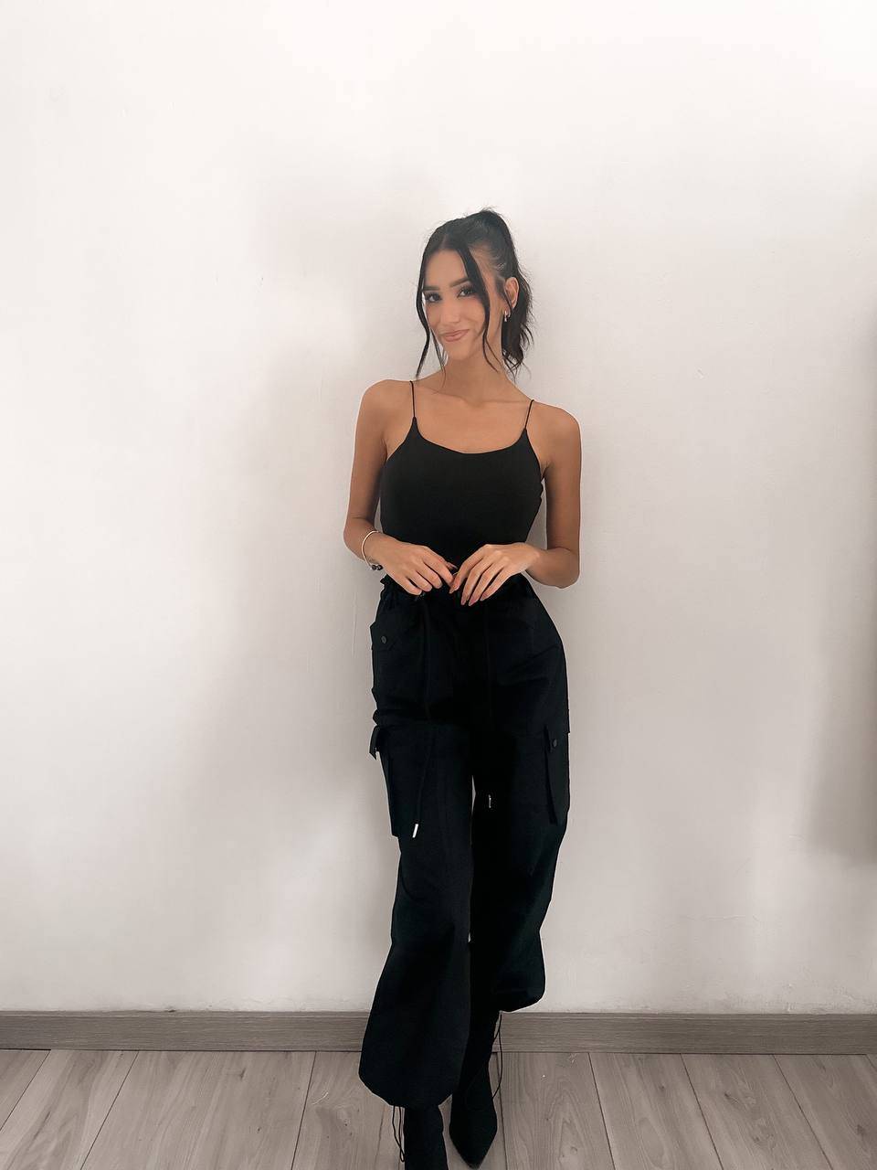 Pantaloni cargo con lacci